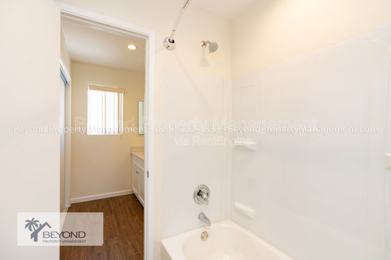 VISTA LIVING AT ITS BEST! RENOVATED 2-BEDROOM CONDO WITH PRIVATE PATIO !! PETS WELCOME!! property image