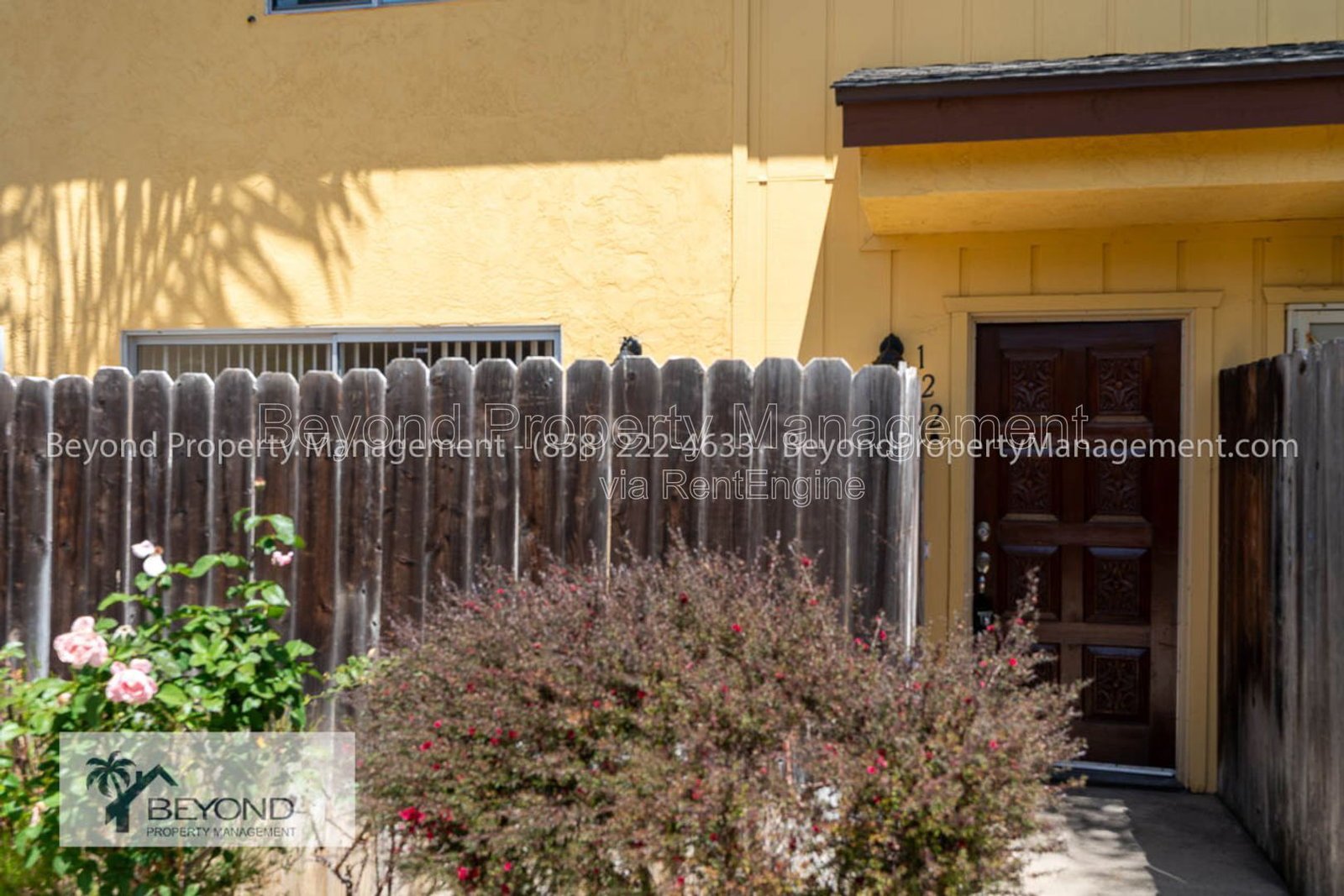 VISTA LIVING AT ITS BEST! RENOVATED 2-BEDROOM CONDO WITH PRIVATE PATIO !! PETS WELCOME!! property image