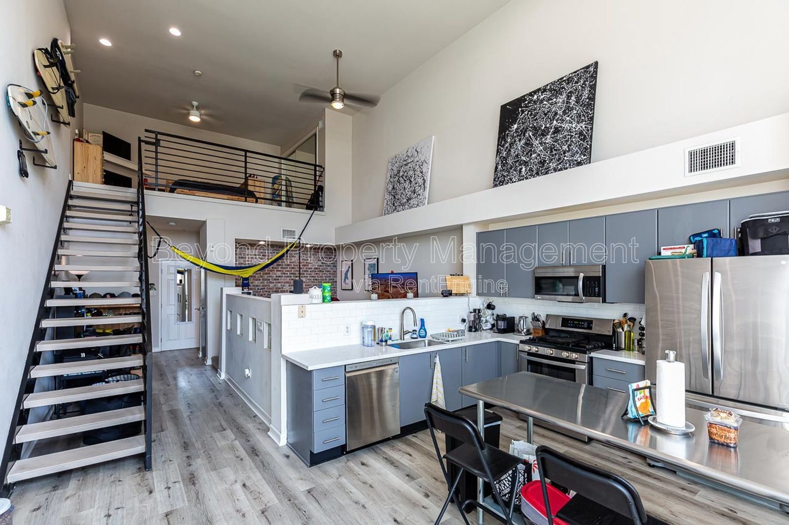 ONE MONTH FREE RENT !!!PET-FRIENDLY!!! STUNNING LOFT!!! DEDICATED PARKING SPACE , GREAT LOCATION !!!! property image