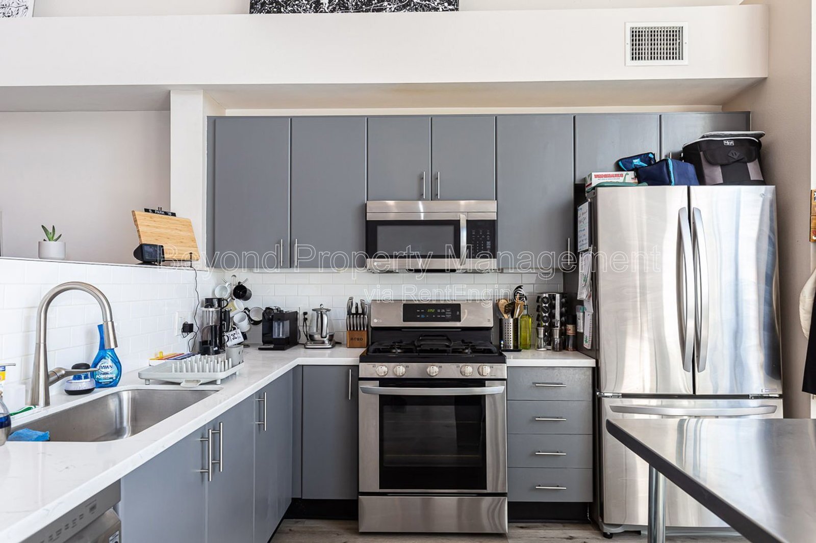ONE MONTH FREE RENT !!!PET-FRIENDLY!!! STUNNING LOFT!!! DEDICATED PARKING SPACE , GREAT LOCATION !!!! property image
