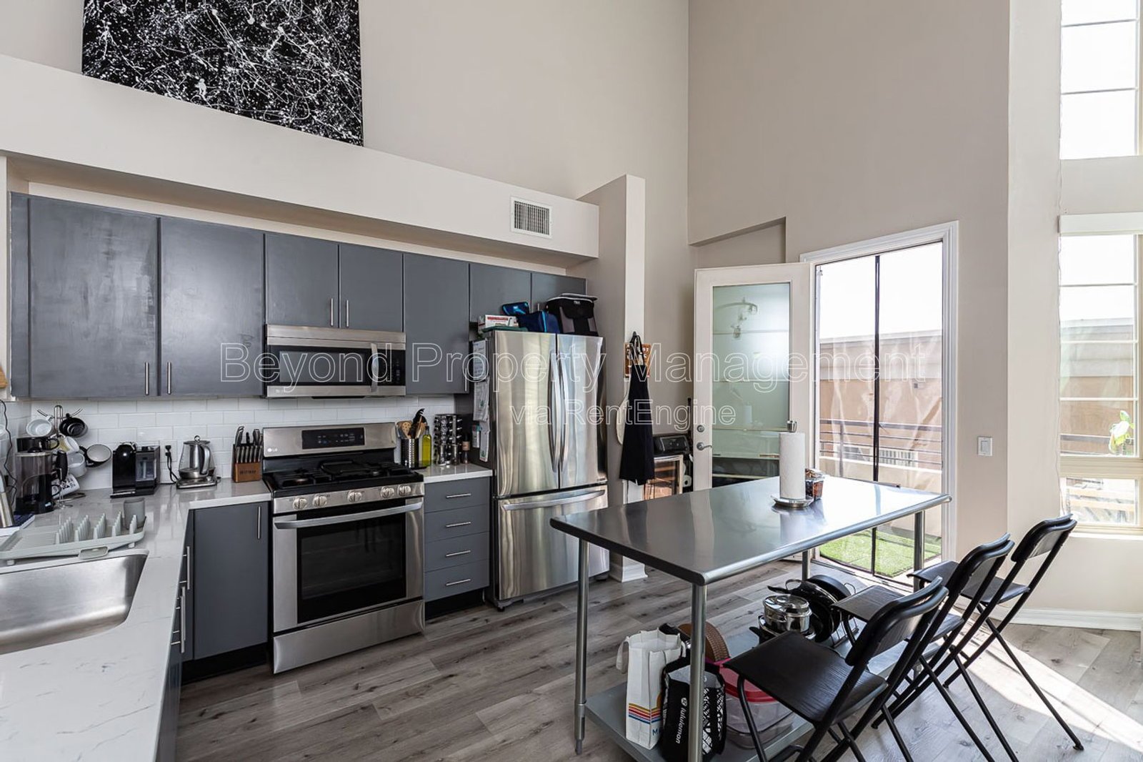ONE MONTH FREE RENT !!!PET-FRIENDLY!!! STUNNING LOFT!!! DEDICATED PARKING SPACE , GREAT LOCATION !!!! property image