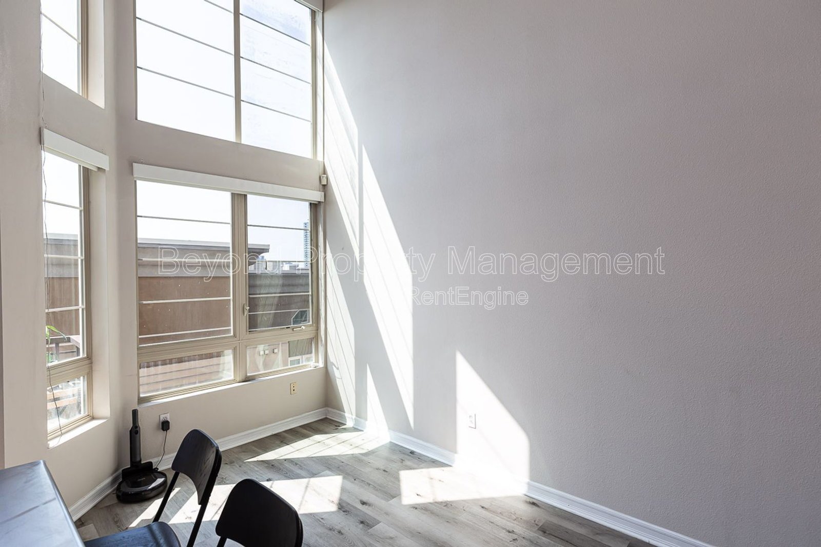 ONE MONTH FREE RENT !!!PET-FRIENDLY!!! STUNNING LOFT!!! DEDICATED PARKING SPACE , GREAT LOCATION !!!! property image