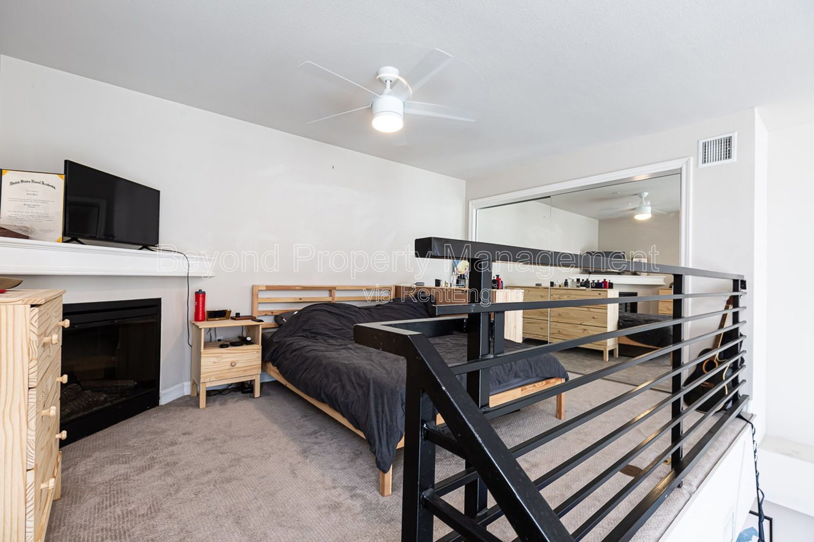 ONE MONTH FREE RENT !!!PET-FRIENDLY!!! STUNNING LOFT!!! DEDICATED PARKING SPACE , GREAT LOCATION !!!! property image
