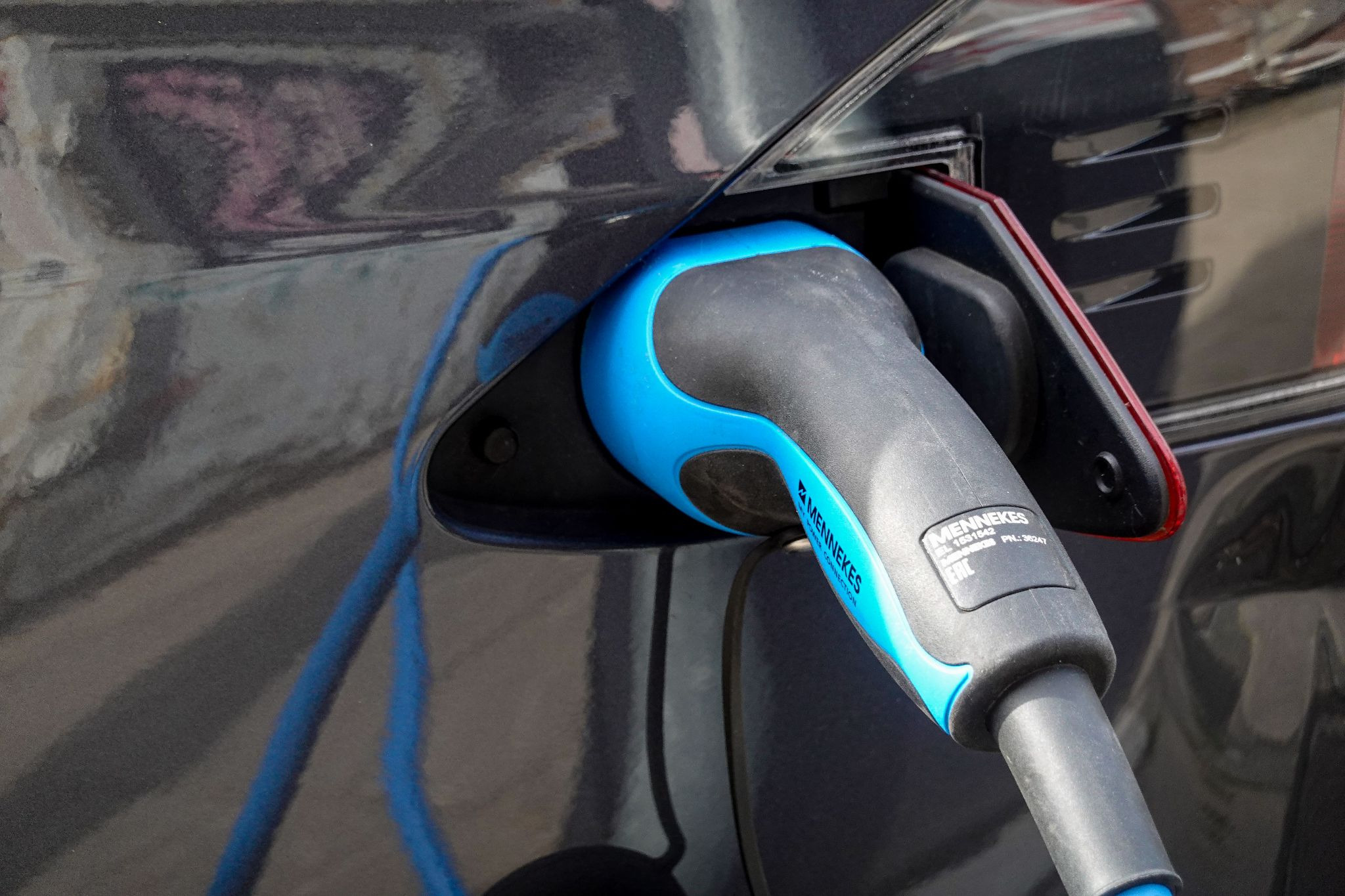 Electric vehicle charge port with charging cable inserted